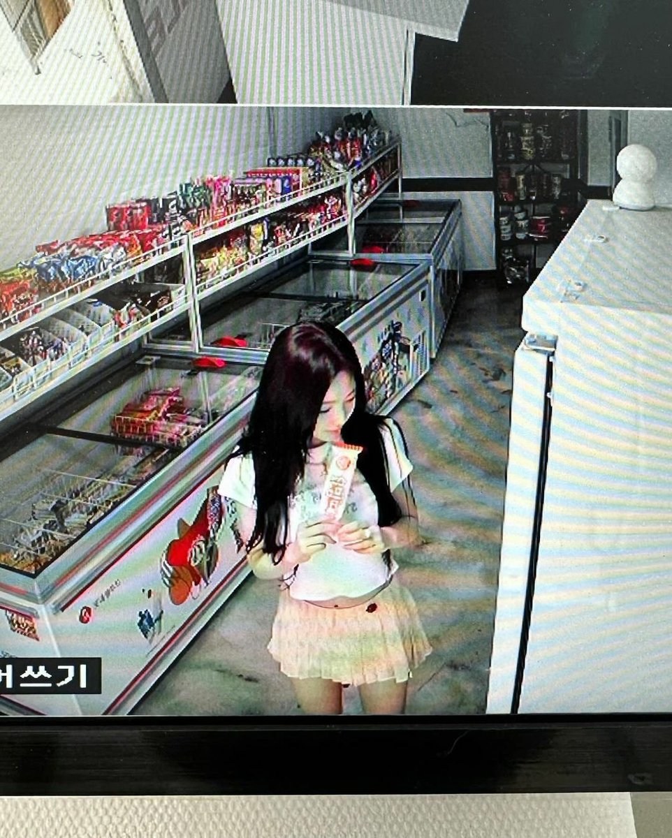 ⋆ tweet media