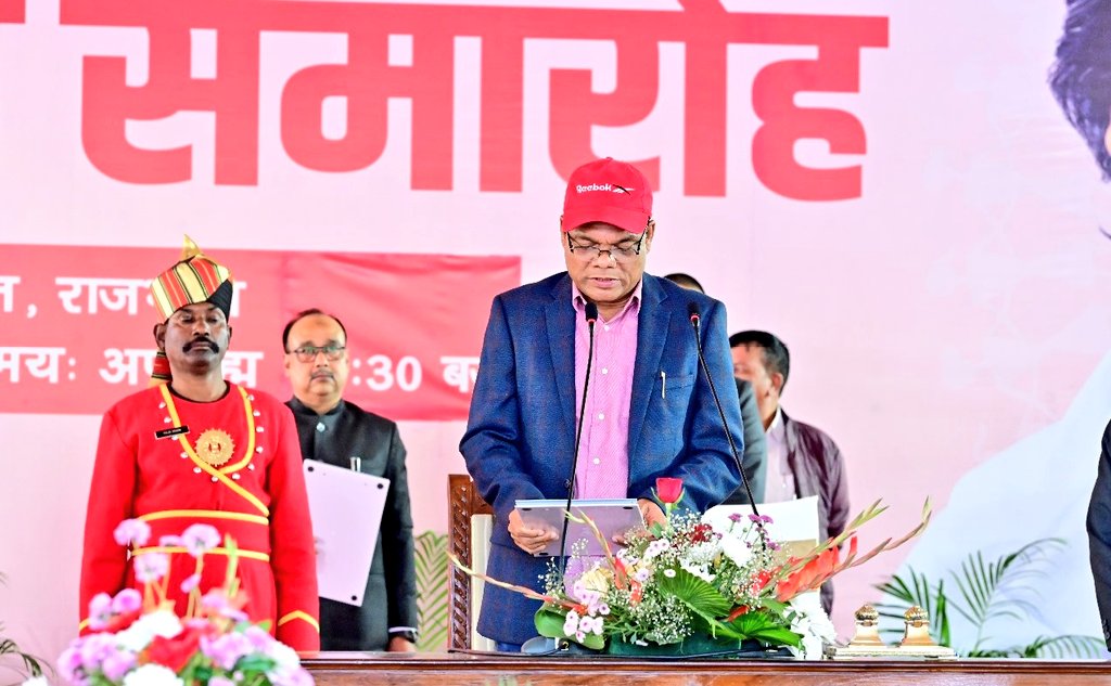 अबुआ सरकार के मंत्रिपरिषद की शपथ लेने के लिए सभी माननीय मंत्रियों को बहुत-बहुत बधाई, शुभकामनाएं और जोहार।

झारखण्ड के वीर पुरुखों के सपनों और राज्यवासियों के आशाओं एवं आकांक्षाओं को पूरा कर सोना झारखण्ड का निर्माण हमें मिलकर करना है।

जय झारखण्ड!
जय जय झारखण्ड!