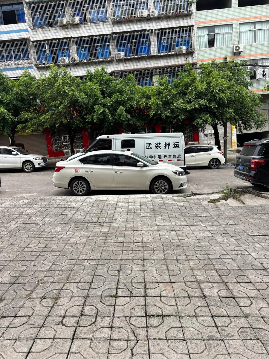 harrysgoingto's tweet photo. 他们一来，就意味着准备下班咯～ https://t.co/ZqVHHYB8bO