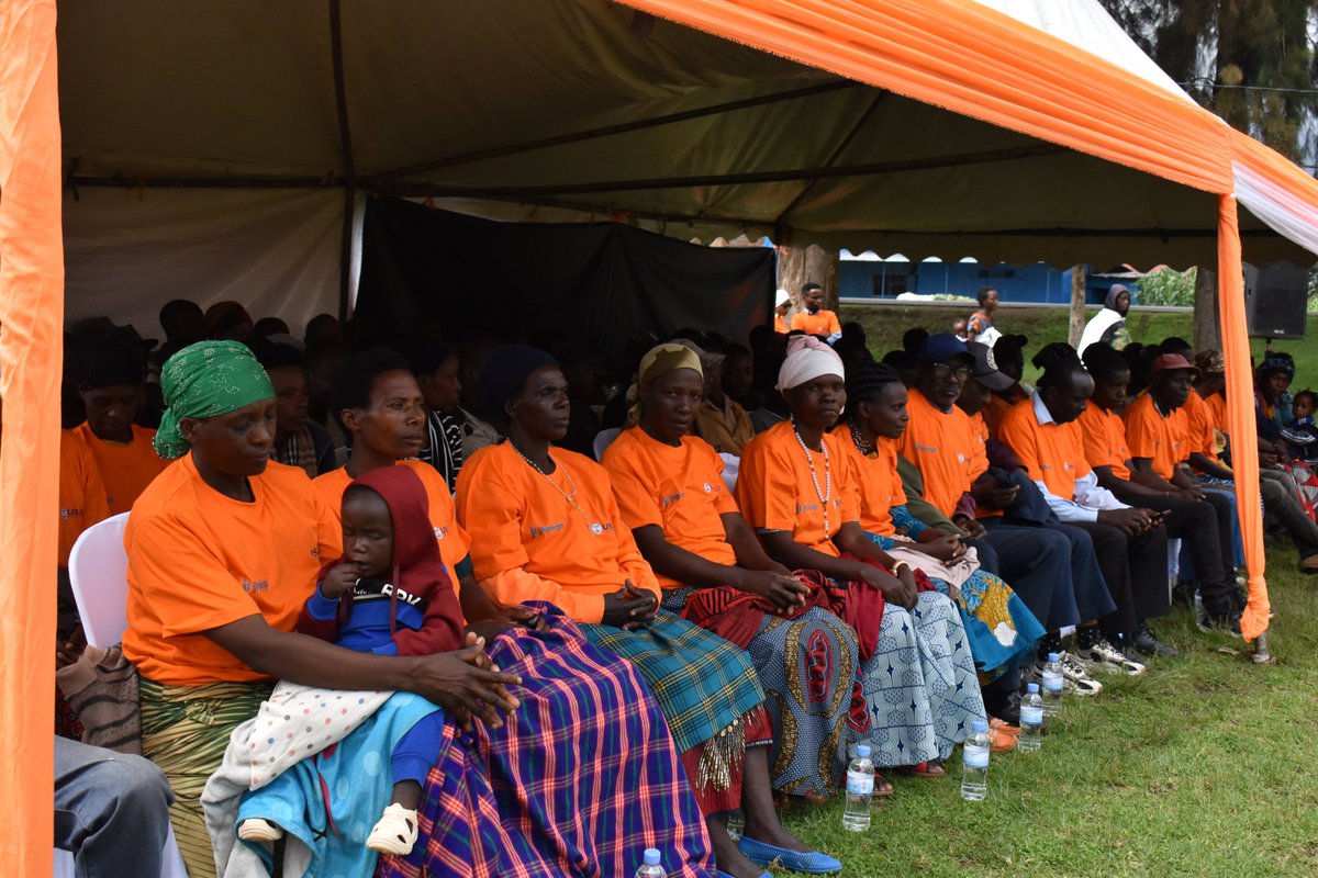 MusanzeDistrict's tweet photo. Aka kanya hari kwizihizwa igikorwa cy'Ubukangurambaga  bw'iminsi 16 yo kurwanya ihohotera rishingiye ku gitsina, ni igikorwa gifite  insanganyamatsiko igira iti " Umuryango Uzira Ihohotera". Ku rwego rwa @MusanzeDistrict, wabereye #BusogoSector. @RwandaHealth ,@RwandaNorth https://t.co/8i7eAyBftF
