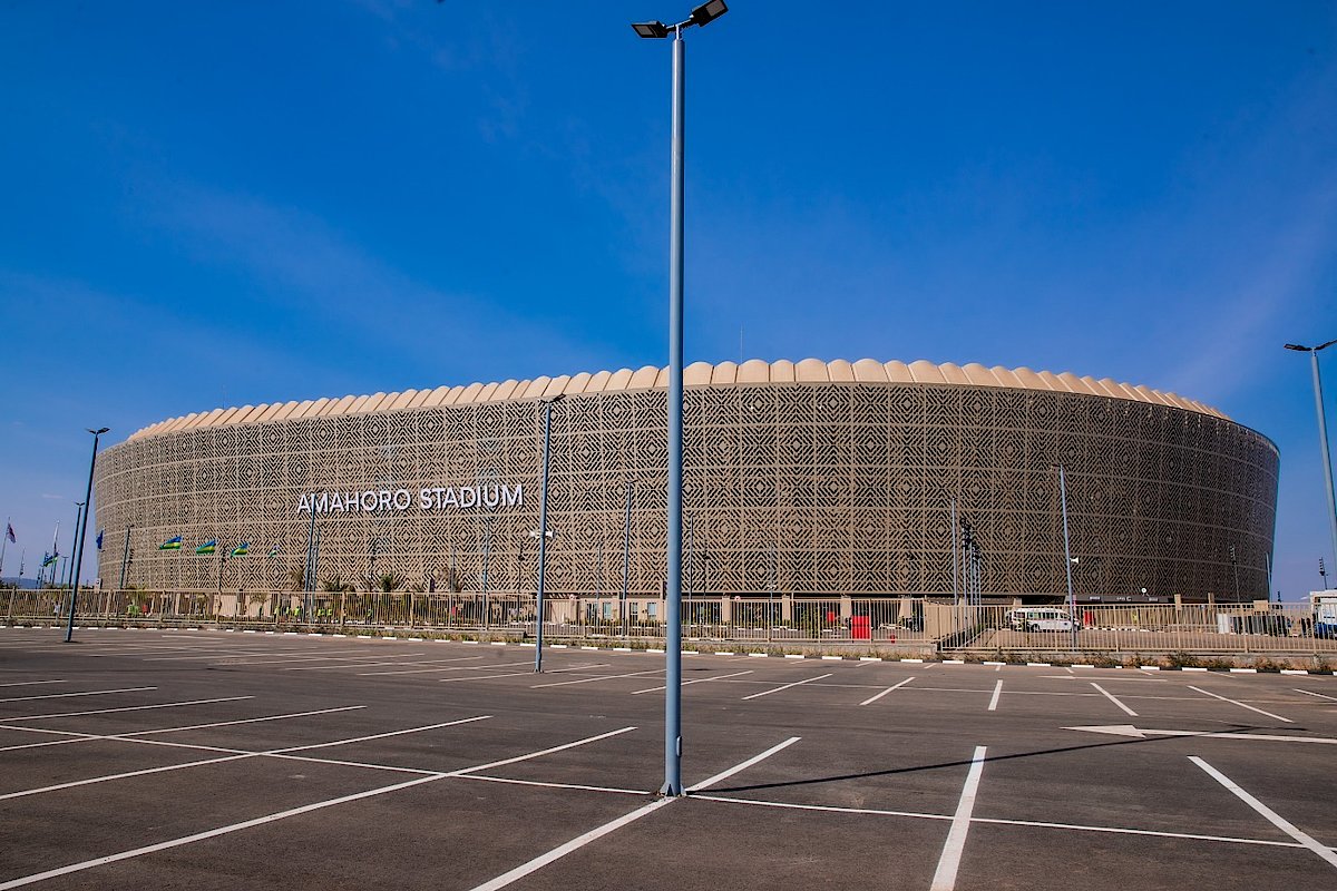 byukavuba's tweet photo. Ubushize nanditse mvuga ko uwakoze design y'imigongo yashyizwe kuri Stade amahoro atigeze ayikorera design development aho yafashe umugongo umwe awukorera copy paste kuri facade yose.

Well, murebe interior view byatanze kandi ngo iriya space ni iya VIP🙆‍♂️ Ni byiza ko dukoresha elements zivuye mu muco wacu ariko tukazijyanisha n'aho zigiye gukoreshwa.

Reba ukuntu imigongo yakoreshejwe kuri Komera Leadership Center. Bigereranye n'uko yakoreshejwe kuri Stade amahoro. Nibwo urabona ko umuarchitect wakoze design y'iriya facade hari aho yatubeshye.

Note: This is about architectural design.
