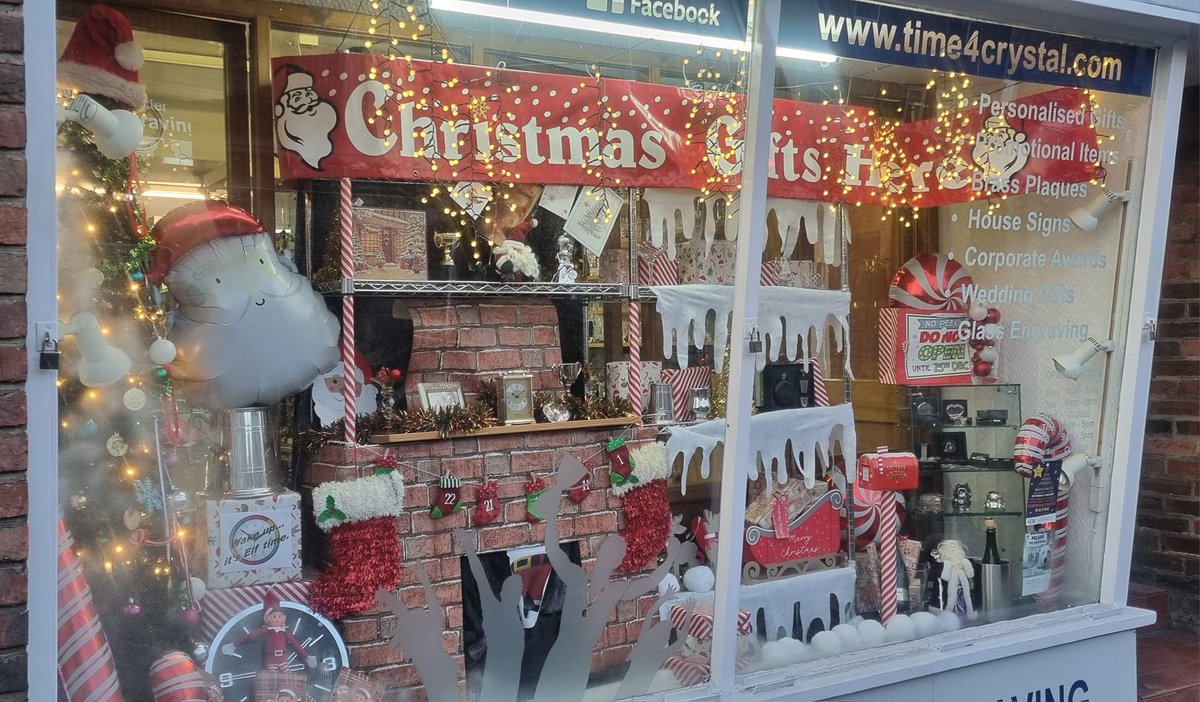 Cameo_Engraving's tweet image. Our showroom window is joining other #York stores by going all #Christmas! Can you spot our CameoElves?
We've a range of Christmas gift ideas for humans or pets, and we can engrave messages on your items to make them extra special.
🎅🎄🏆
📞01904 612788
💻cameo-engraving.co.uk