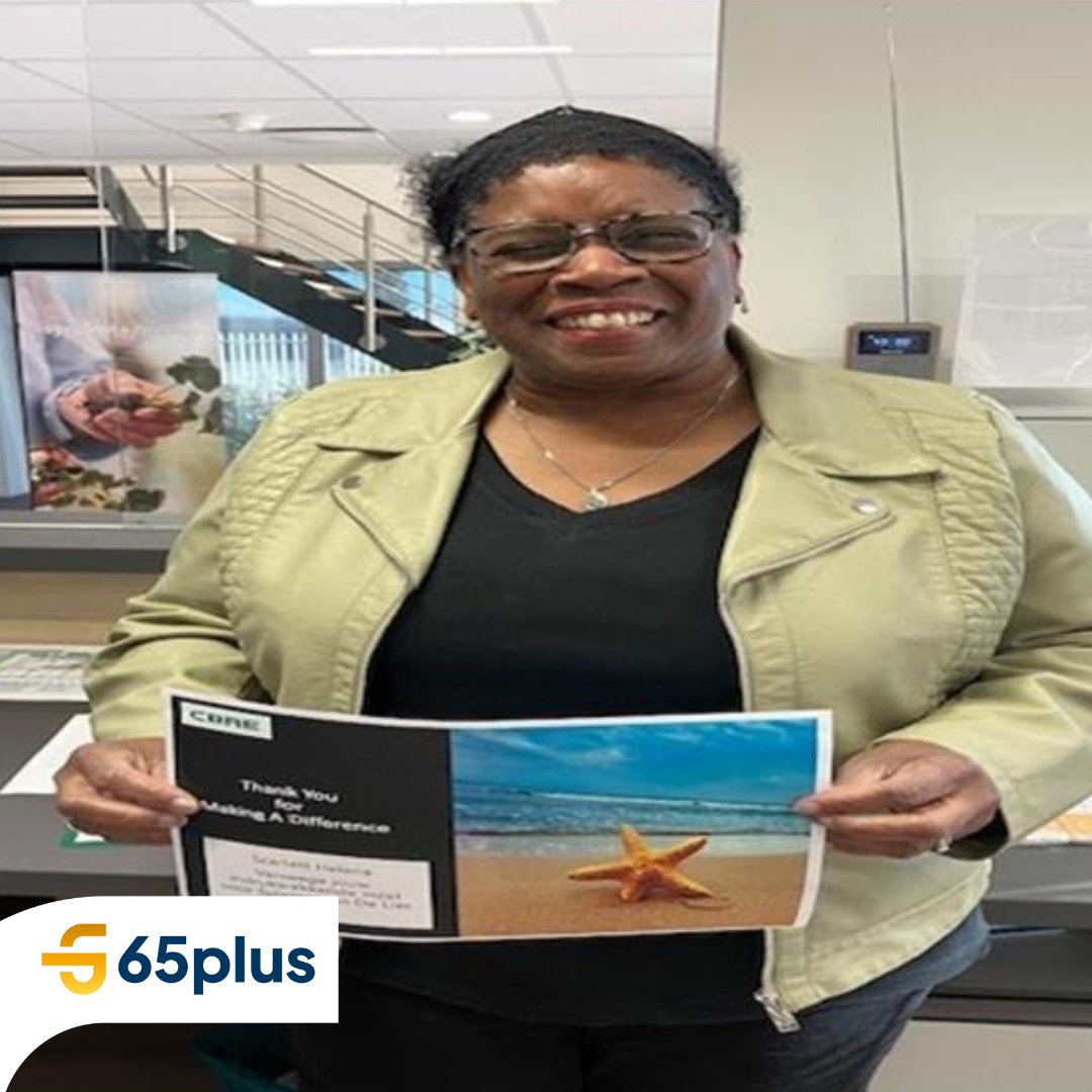 65plusNL's tweet image. Voor werkgevers die nog twijfelen over het aannemen van AOW’ers, is Scarlett een perfect voorbeeld van de waarde die oudere werknemers kunnen brengen. Met haar brede ervaring pakte ze haar nieuwe rol als front-office medewerker met gemak op. 65plus.nl/nieuws/front-o…