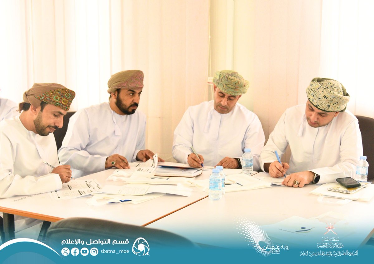 ضمن برامج رفع كفايات إدارات المدارس وبالتعاون مع المعهد التخصصي للتدريب المهني  نفذ قسم إشراف الإدارة المدرسية بمبني إدارة التربية والتعليم بالمصنعة ورشة تدريبية بعنوان " العقلية القيادية" استهدفت  (٣٧) مديرا ومديرة ، تناولت الورشة المستويات الخمسة للقيادة والعقلية القيادية