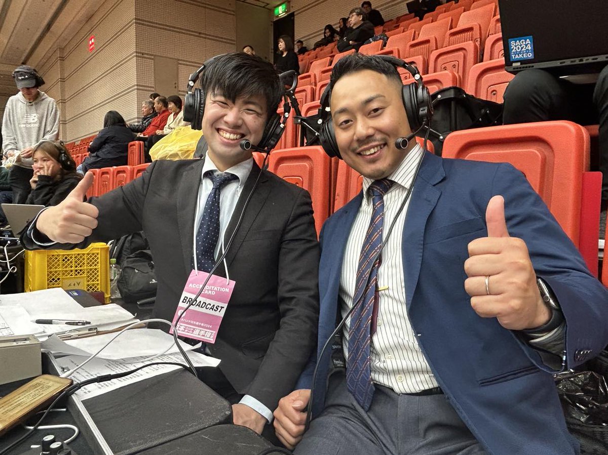 dougajidai's tweet photo. ゴールデンウルヴス福岡が、大同フェニックス東海を初めて破った一戦。

解説は、関西福祉科学大学の男子ハンドボール部の監督、子安貴之（こやす・たかゆき）さん（右）。

「いやあ、凄い試合でした。言葉が出ないです。ウルヴスは2連勝で波に乗っているので、あすのＢＫ刈谷との対戦も楽しみです」

大阪体育大学、湧永製薬でプレー。

今回の出場25チームには、子安さんが、こうしたキャリアの中で共に戦った、先輩、後輩、同期が多数出場。

更に、子安さんが現役時代に面倒をみていた、広島や北海道の子供たちが、たくましく成長して、この大会に出場しているとのこと。

こうした背景を、解説にも活かして頂いた。

「ハンドボールを知らない視聴者にでも、如何に分かり易く伝えることが出来るか。これが非常に難しく、かつ、やりがいとなるポイントです」

「こうしてネット配信で、競技の露出を上げて、とにかく、地上波ＴＶに取り上げられるようにしたいですね。一気に人気を爆発させたいのです」

実況は杉田颯（すぎた・はやて）が務めました。

https://t.co/31kWWZnjTh