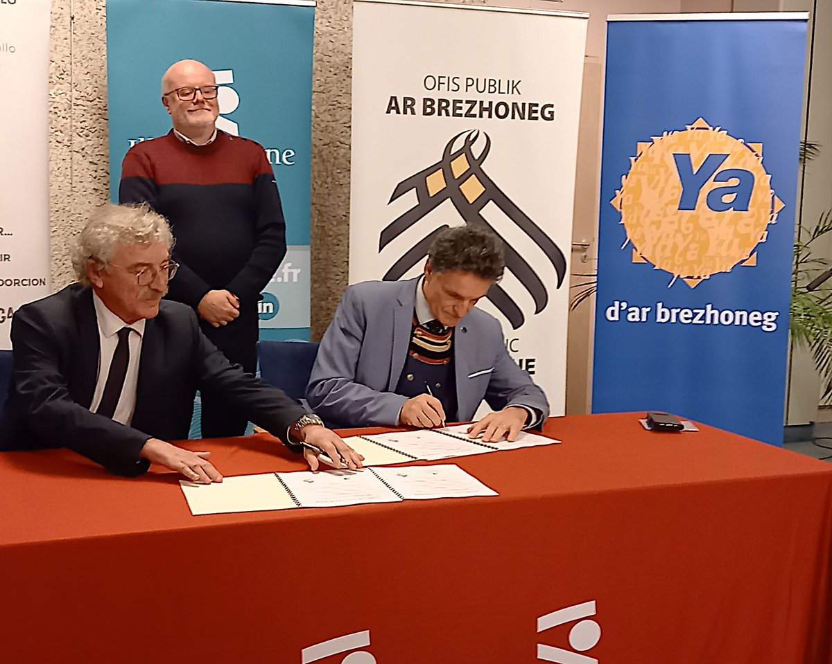 ✍️ D'ar Merc'her 4 a viz Kerzu e oa bet sinet ar garta Ya d'ar #brezhoneg gant Departamant an Il-ha-Gwilen. @JeanLucChenut, Prezidant Kuzul-departamant Il-ha-Gwilen, ha <a href="/Paul_Molac/">Paul Molac</a>, Prezidant an OPAB, o deus sinet ur c’henemglev palioù gant 12 ober da gas da benn.
#bzhg