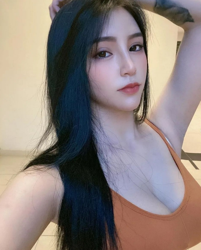 你是我甜蜜的烦恼，每次见你就忍不住笑。