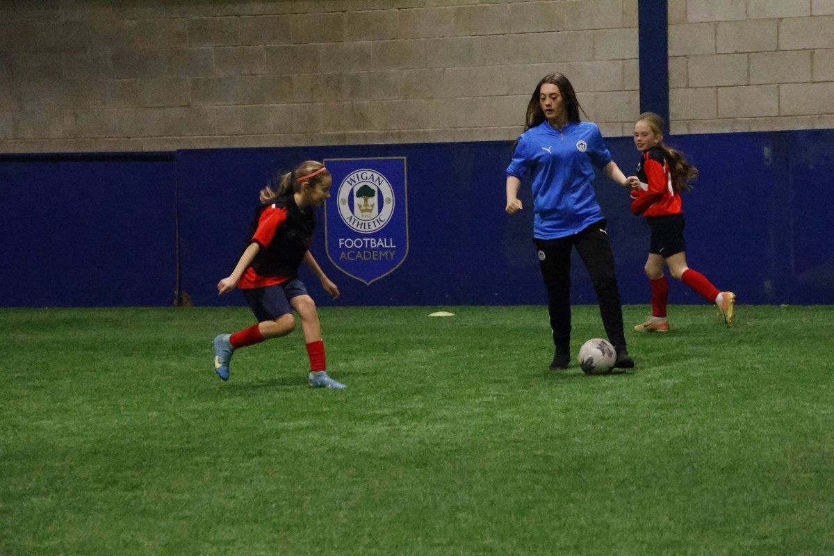 LaticsCommunity's tweet photo. ⚽️ Inspiring the next generation!

It was great to host our #PLPrimaryStars U11 champions @OSJ_Sports for a training session with @Latics_Women players Amelia Knowles, Tegen Baker, Izzy Worswick and head coach Martin Fitzsimons! 

#wafc 🔵⚪️ | @PLCommunities | #PLMoreThanAGame https://t.co/SwpVqw4JO1