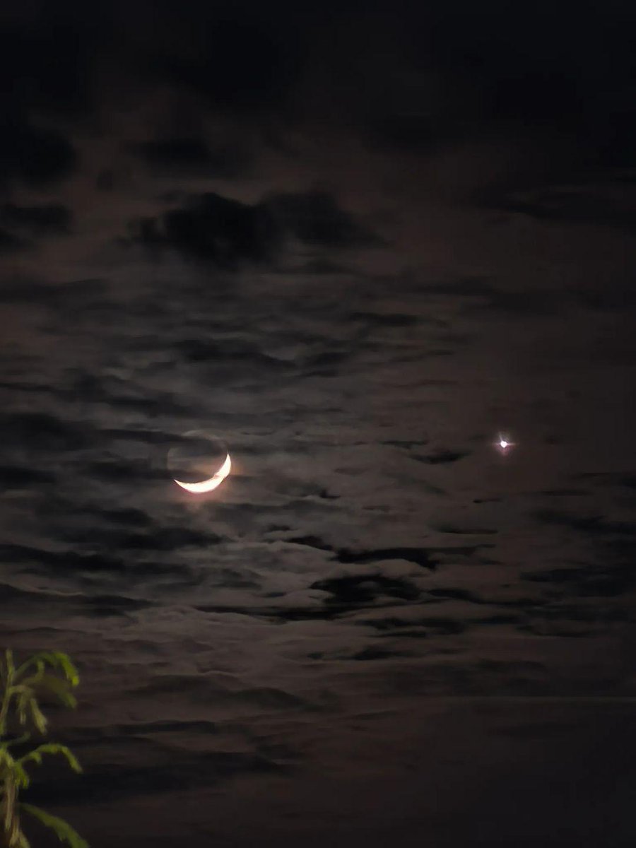 En esta noche tranquila y serena, la luna susurra historias llenas de pena, pero también de sueños y suspiros suaves, mientras el tiempo en silencio se apaga y navega.