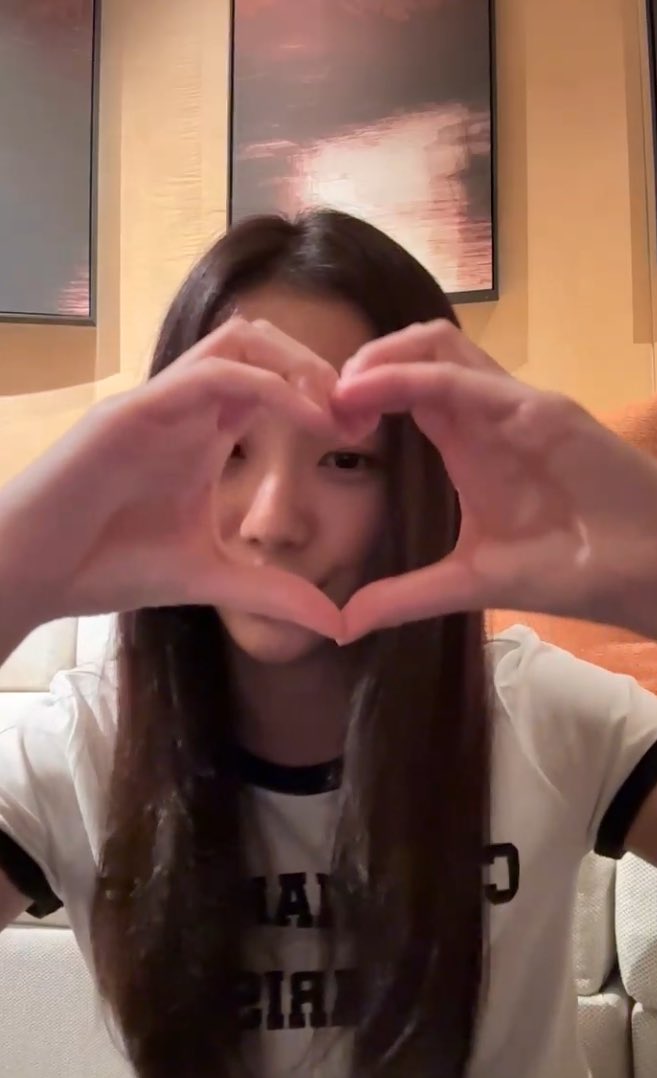 portalblackpink's tweet photo. 🚨 ELA TA VINDO: #JISOO disse que TODOS os preparativos do seu álbum estão prontos e eles estão na fase final de organização. Ela também revelou que será lançado em BREVE. https://t.co/590pgCRHol