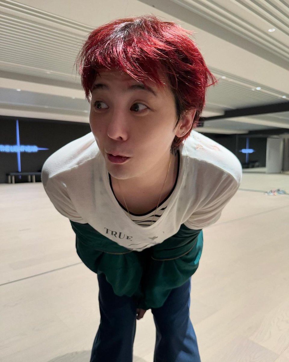 8KLIFE's tweet photo. G-Dragon seems to be in practice room again 😬 https://t.co/pXraY8YSAq
