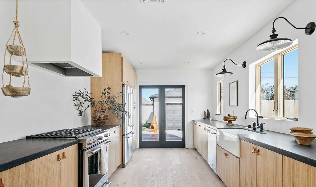 CabinetDIY's tweet image. Love a hands-on project? These DIY kitchen cabinets combine natural wood tones and sleek black counters for a personalized, modern vibe. 🛠️✨ 

#DIYKitchen #CabinetDIY #KitchenGoals #KitchenDesign #HomeProjects