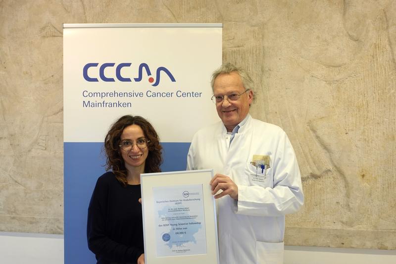 Informationsdienst Wissenschaft - Nachrichten (@idw_online_de) on Twitter photo Die Endokrinologin <a href="/AltieriBarbara/">Barbara Altieri</a> <a href="/EndoWue/">Endo_Wue</a> <a href="/Uniklinikum_Wue/">Universitätsklinikum Würzburg</a> wurde vom <a href="/BZKF_bayern/">Bayerisches Zentrum für Krebsforschung (BZKF)</a> ins Young-Scientist-Fellowship-Programm 2025 aufgenommen und erhält 100.000 Euro für die Erforschung neuer Therapieansätze beim Nebennierenkrebs
nachrichten.idw-online.de/2024/12/05/100… Die Endokrinologin <a href="/AltieriBarbara/">Barbara Altieri</a> <a href="/EndoWue/">Endo_Wue</a> <a href="/Uniklinikum_Wue/">Universitätsklinikum Würzburg</a> wurde vom <a href="/BZKF_bayern/">Bayerisches Zentrum für Krebsforschung (BZKF)</a> ins Young-Scientist-Fellowship-Programm 2025 aufgenommen und erhält 100.000 Euro für die Erforschung neuer Therapieansätze beim Nebennierenkrebs
nachrichten.idw-online.de/2024/12/05/100…