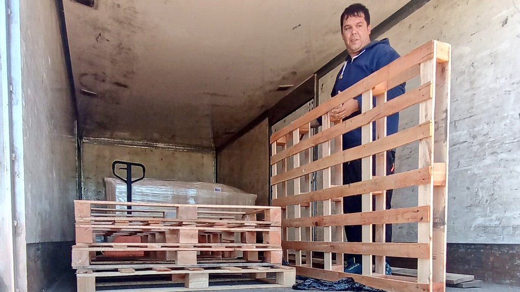 Val_Fabian's tweet image. Gracias @AutosdelSurSA por una nueva donacion de #pallets al programa #HuertasDeLaCiudad🍅🥦 del @MunicipioBahia.

A partir del desarme de estos por nuestro equipo, hacemos diferentes tipos de #bancales de siembra🌱 y #macetas para ornamentales🌸.

Agradecemos al delegado