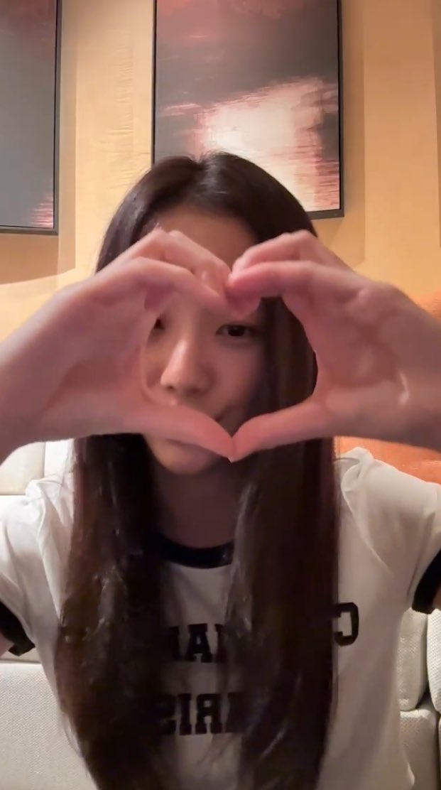 Jisoo was asked if she wants a fandom name for herself and Jisoo said “I like Blinks. I really like Blinks… A fandom name? I’ve never thought about it and can’t imagine it, I think it’ll be awkward. I’ve already had Blinks for 8.5 years… I won’t be used to calling them