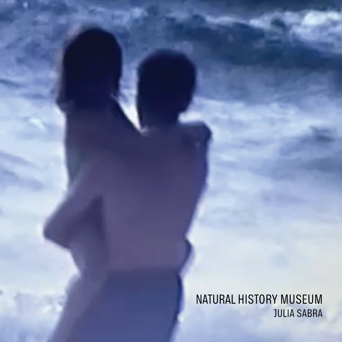 Il debutto solista della libanese #JuliaSabra che costringe a fare i conti con il passato e l'escalation del presente. Pubblicato il 1° novembre dalla #Ruptured.
Ne parliamo oggi, alle 12.26 su #RaiRadio1 in Sicilia