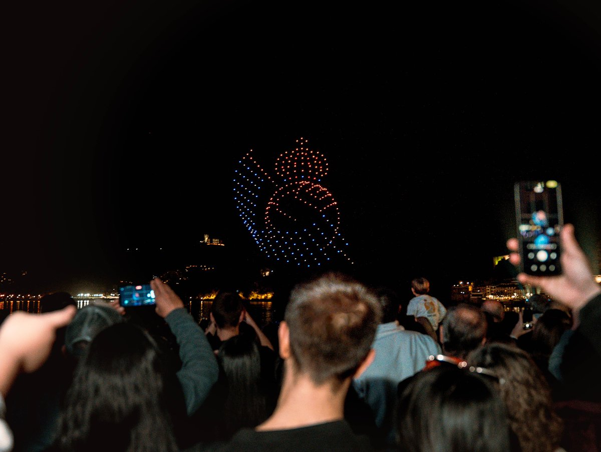 flockdroneart's tweet photo. Algunas de las fotos de nuestro show personalizado con temática navideña y figuras de la ciudad de San Sebastián en el @DroneShowFest Donostia 2024 👇🏼 https://t.co/KaaXRaz6wH