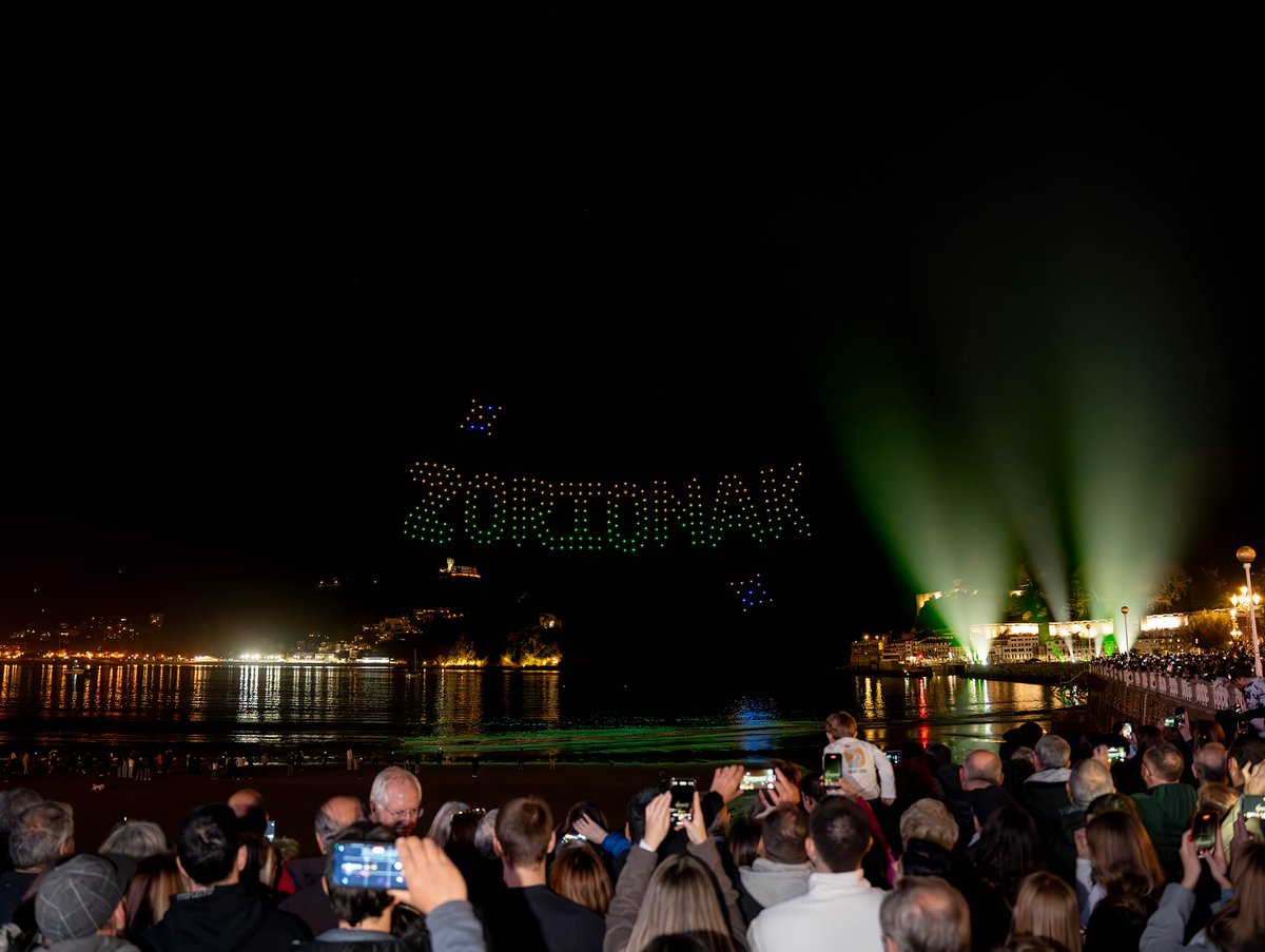 flockdroneart's tweet photo. Algunas de las fotos de nuestro show personalizado con temática navideña y figuras de la ciudad de San Sebastián en el @DroneShowFest Donostia 2024 👇🏼 https://t.co/KaaXRaz6wH