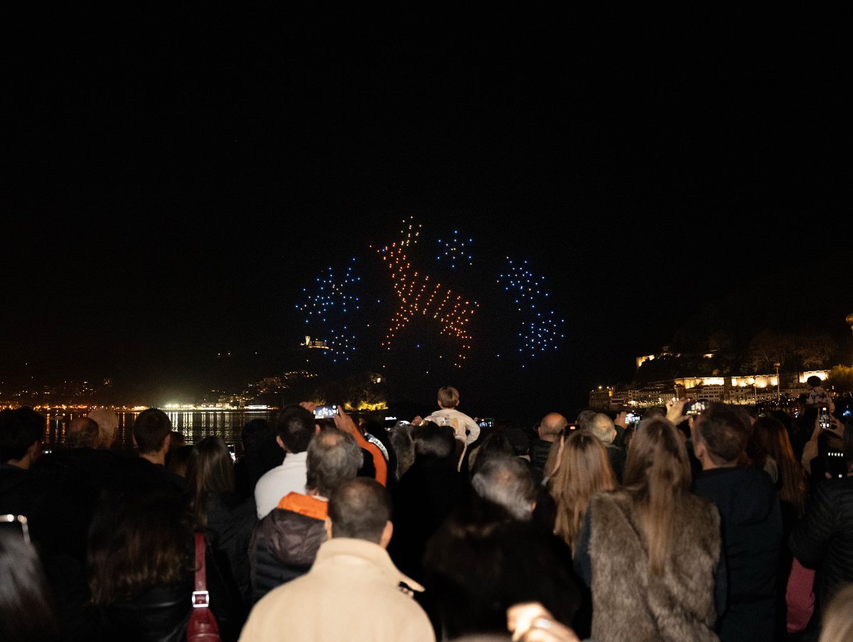 flockdroneart's tweet photo. Algunas de las fotos de nuestro show personalizado con temática navideña y figuras de la ciudad de San Sebastián en el @DroneShowFest Donostia 2024 👇🏼 https://t.co/KaaXRaz6wH