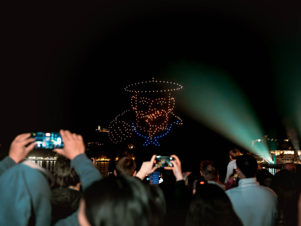 flockdroneart's tweet photo. Algunas de las fotos de nuestro show personalizado con temática navideña y figuras de la ciudad de San Sebastián en el @DroneShowFest Donostia 2024 👇🏼 https://t.co/KaaXRaz6wH