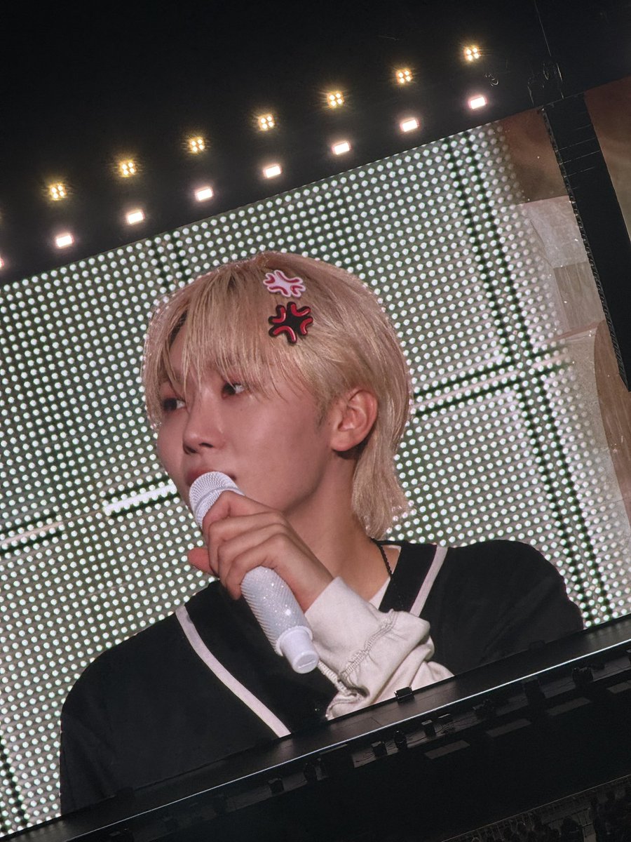 kkwanseungs's tweet photo. OH IT'S NOT A FLOWEER KSKAKA ITS THIS 💢 EMOJI HE LOOK SO CUTEEE https://t.co/yvF83C3M1Z