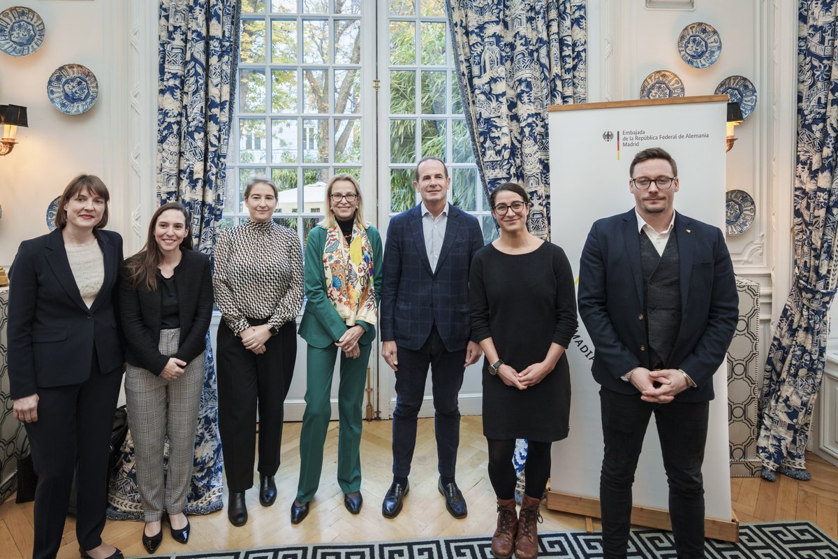 AlemaniaDiplo's tweet photo. 👉 Este miércoles celebramos en Madrid una nueva edición de nuestros tradicionales  "#ClimateTalks Spain", encuentros que brindan la oportunidad de  conversar entre actores del sector público y privado sobre la matriz energética y el uso de energías renovables.

@AuswaertigesAmt https://t.co/hVTaINQerY