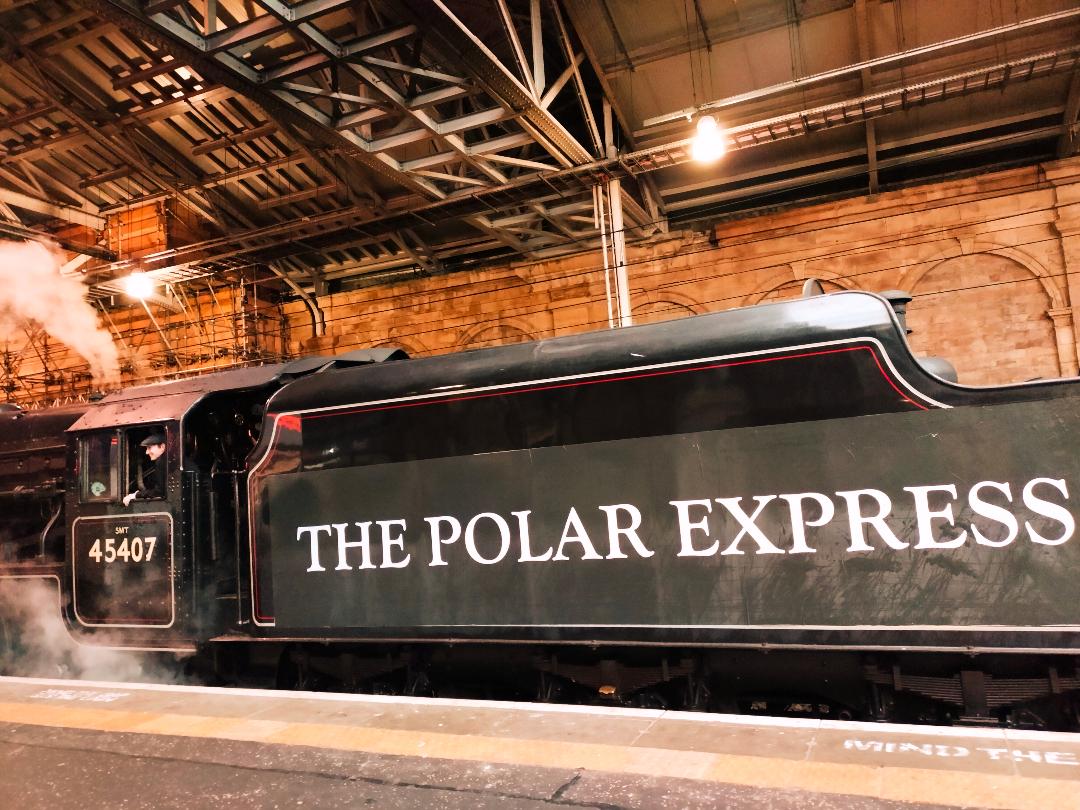 RayFrench15's tweet image. Waverely station, Sunday: A choir, The Polar Express, a middle aged woman dancing down the steps in a red &amp;amp; white xmas onesie covered in ho ho hos and reindeers. A bearded dude in a tee shirt that said Yay! It's Jesus's Birthday, a hippyish looking Jesus in garish colours.