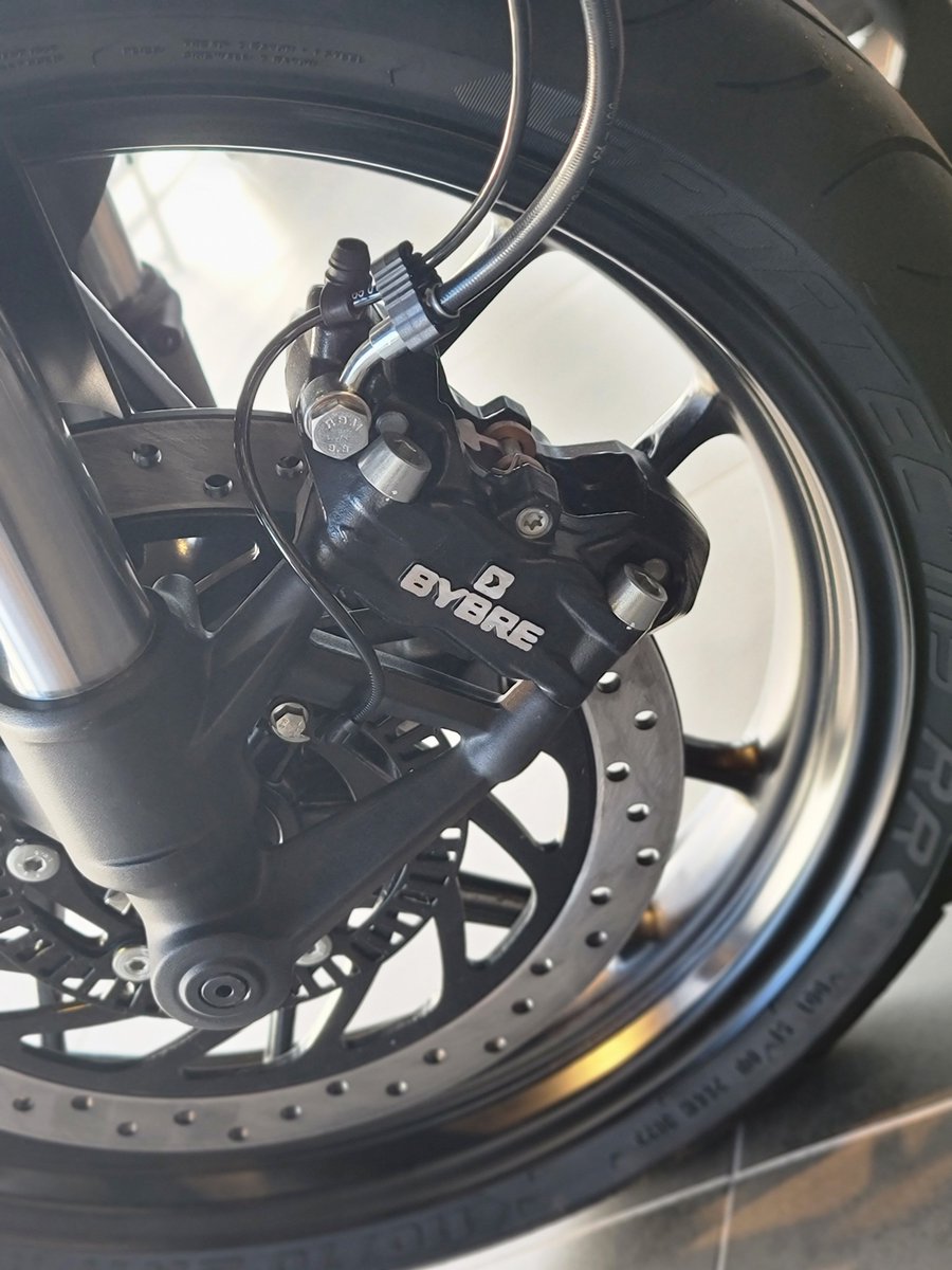 Triumphkoriyama's tweet photo. トライアンフ郡山です

BYBREって名前、実は...
「BY BREMBO」って意味で”ブレンボ製”の略なんです！
ブレンボの600CC以下専用ブランドで
正真正銘ブレンボ製ブレーキ！

そんなBYBREを搭載した
SPEED 400
SCRAMBLER 400X
は短納期可能！
是非ご相談ください！
#triumph #triumph郡山 #brembo #BYBRE https://t.co/R5g97eavy9