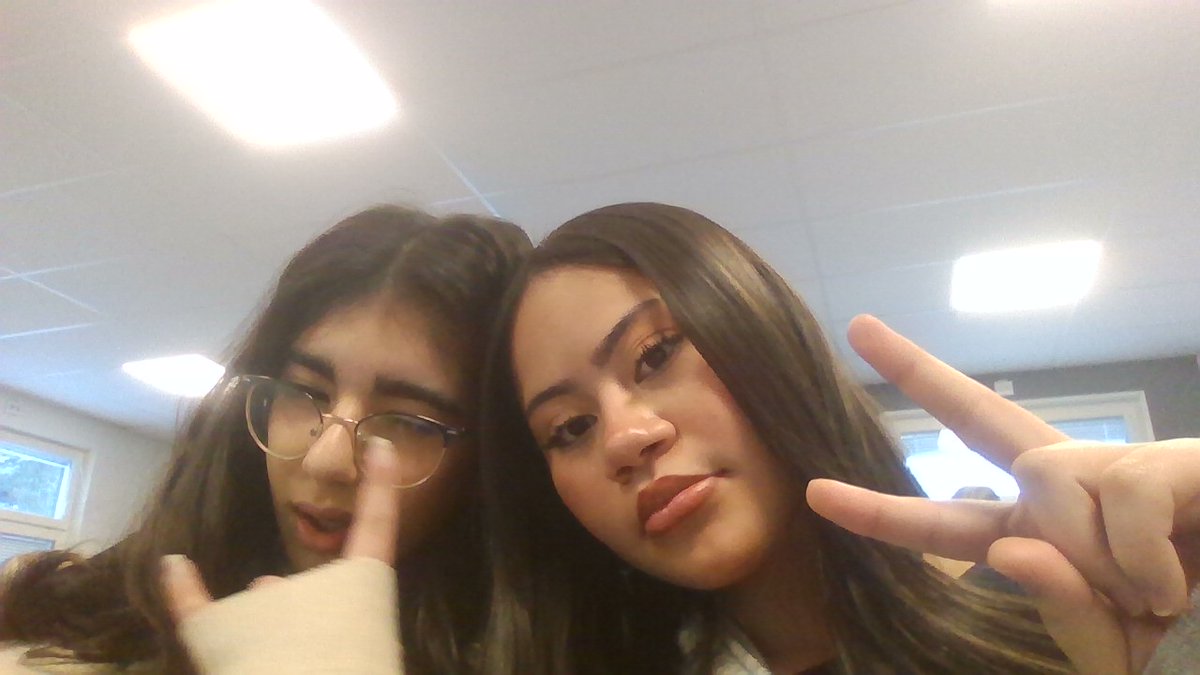 hamstermaya911's tweet photo. Med isaballe😎😎😎 vi har matte fast jobbar på engelska presentationen #sneaky #sneakyfreak https://t.co/noEK3Fzry6