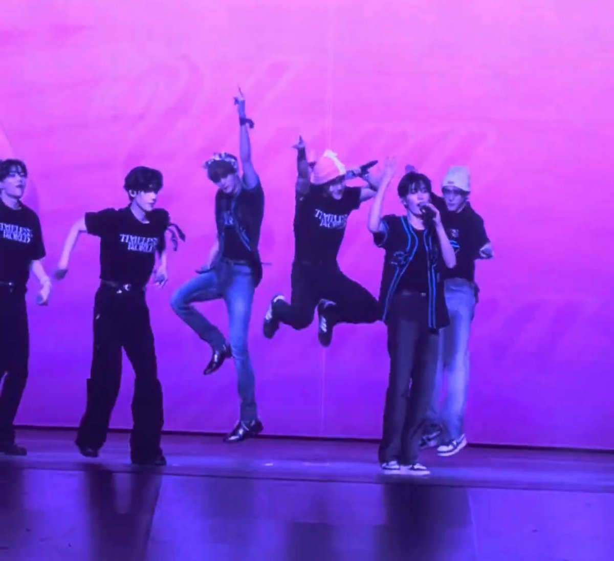 myseokryudan's tweet photo. matthew defying gravity once again https://t.co/pEA02ViMev