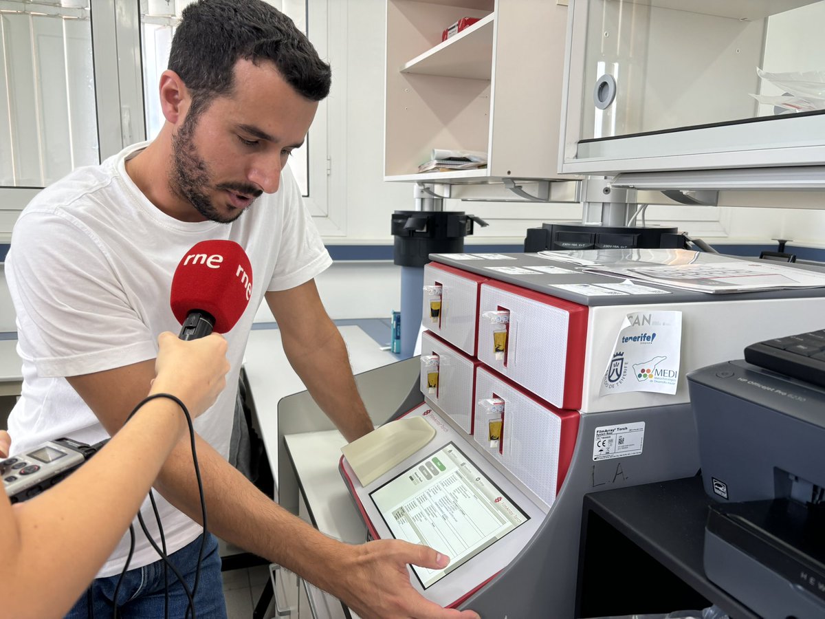 ArchipielagoRNE's tweet photo. 📻Ya puedes escuchar el último #Latitud28

🌧️Conocemos el trabajo científico para la recuperación tras la DANA en Valencia

🦠El Instituto de Enfermedad Tropicales de @ULL analiza patógenos que puedan afectar a la salud, ya hay casos de gastroenteritis

▶️https://t.co/krAg5iYDHG https://t.co/lxt49vq9jM