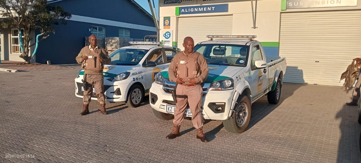 Fidelity_Secure's tweet image. Looking good, West Coast team! Our officers ensure their firearms are safe, checked and logged at every shift change to comply with regulations and community safety. 

#FidelityADT #WestCoast #ShiftChange #FidelityHeroes #securingyourasset #FidelityServicesGroup #WeAreFidelity