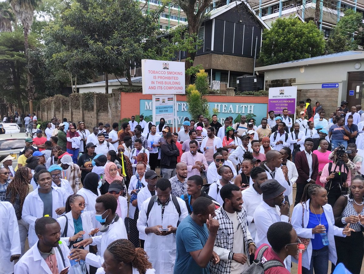 SogotiY's tweet photo. We are occupying MOH as we speak. 

We're tired of this govt and ministry! 

#OccupyMOH 
#PayMedicalInterns 

@citizentvkenya @KTNNewsKE @ntvkenya @C_NyaKundiH https://t.co/MVgTvRRDgE