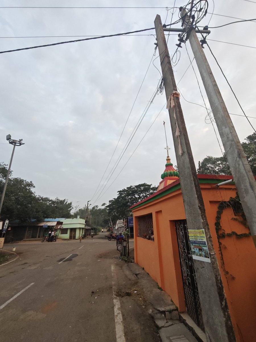 uttam3008's tweet photo. @tpnodl_balasore AT JAGANNATHPUR MARKET AT/PO-JAGANNATHPUR PIN-756046 SUB DIV-BASUDEBPUR SECTION-ERAM HT LINE GUARDING NOT THERE FOR PEOPLE SAFTY https://t.co/GmVpzy4LaA