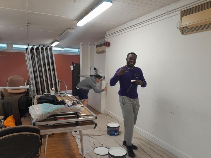 It’s #InternationalVolunteerDay, a day to celebrate #volunteering in all its forms, such as these stars from corporate partners <a href="/FundApps/">FundApps</a> who recently helped us decorate Samuda Community Centre on the Isle of Dogs. On behalf of staff and customers, we say, Thanks folks! 🎨 👍 😀