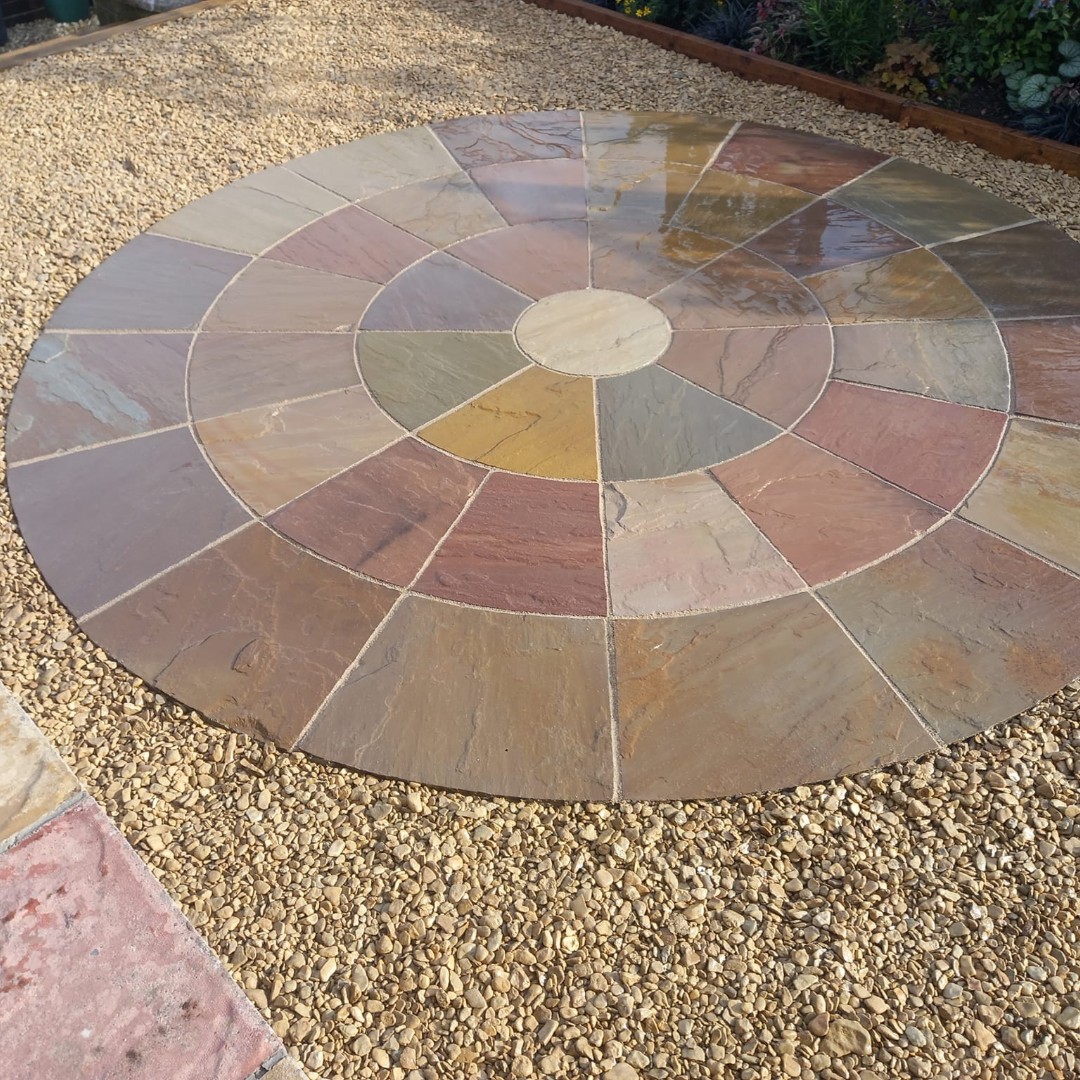 Another stunning project from Orchard Gardens Landscaping, combining our Camel Sandstone Circle with 20mm Cotswold Rounded Gravel for a perfect finish! 

The balance of vibrant colour and clean design is impressive, making it an ideal addition to any garden.

Well done, team! 👏