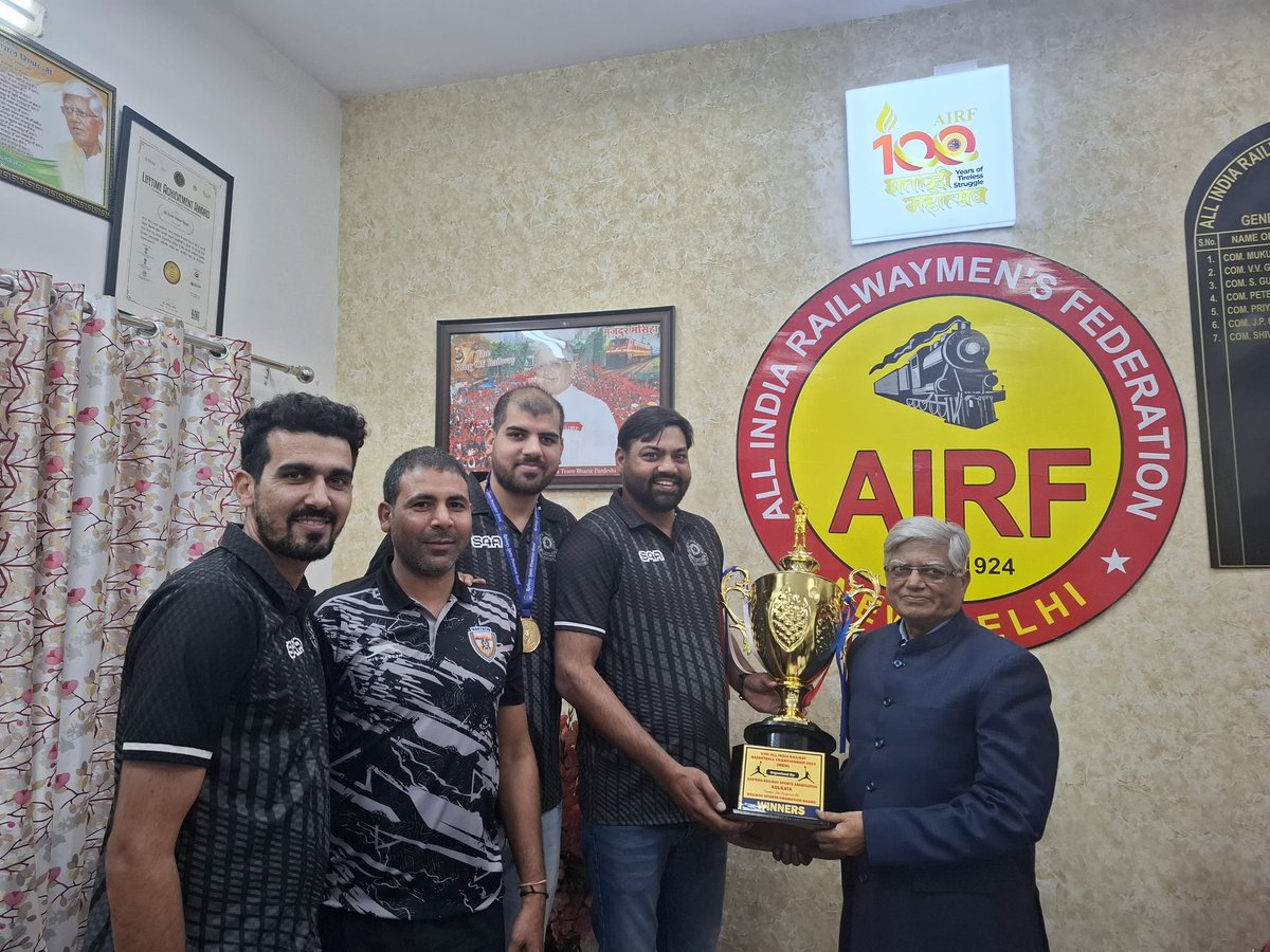 आज नई दिल्ली स्थित AIRF मुख्याल NRMU पर पूर्वी रेलवे खेल संघ और रेलवे खेल संवर्धन बोर्ड के तत्वावधान में कोलकाता में आयोजित 67वीं अखिल भारतीय रेलवे बास्केटबॉल चैंपियनशिप-2024 की विजेता उत्तर रेलवे टीम के खिलाड़ियों से मुलाकात की। खिलाड़ियों को उनकी उत्कृष्ट प्रदर्शन के लिए बधाई