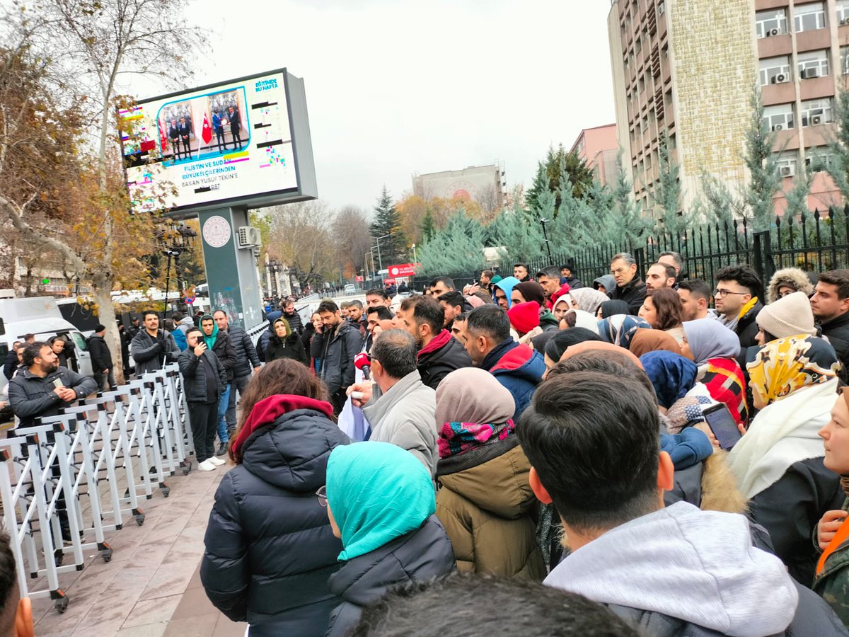 Bize hakkımız olanı verin ki bitsin artık bu eziyet. 
<a href="/Akparti/">AK Parti</a>
<a href="/tcmeb/">Millî Eğitim Bakanlığı</a>
<a href="/RTErdogan/">Recep Tayyip Erdoğan</a>
<a href="/Yusuf__Tekin/">Yusuf Tekin</a>
<a href="/dbdevletbahceli/">Devlet Bahçeli</a>
<a href="/prof_mahmutozer/">Mahmut Özer</a>
<a href="/hasandogan/">Hasan Doğan</a>
<a href="/_cevdetyilmaz/">Cevdet Yılmaz</a>

#MEBdeEkYerleştirmeNöbeti