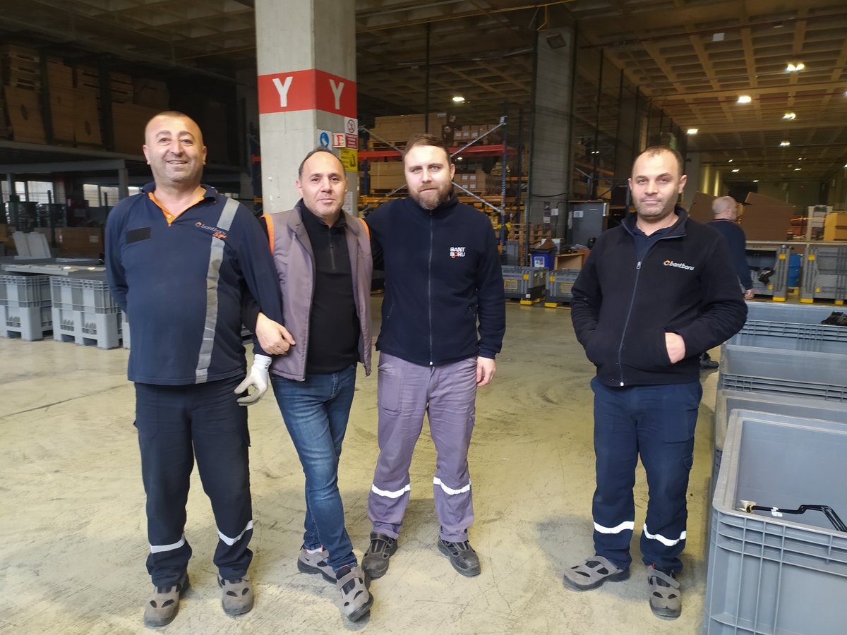 Bantboru firmamızda 07/15 vardiyasında kaplama Boru imalatı ve sevkiyat bakım bölümünde çalışan arkadaşları tezgahları başında ziyaret ederek sohbet ettik kolay gelsin arkadaşlar..
#TürkMetalSendikası
#TuzlaŞubesi #Bantboru