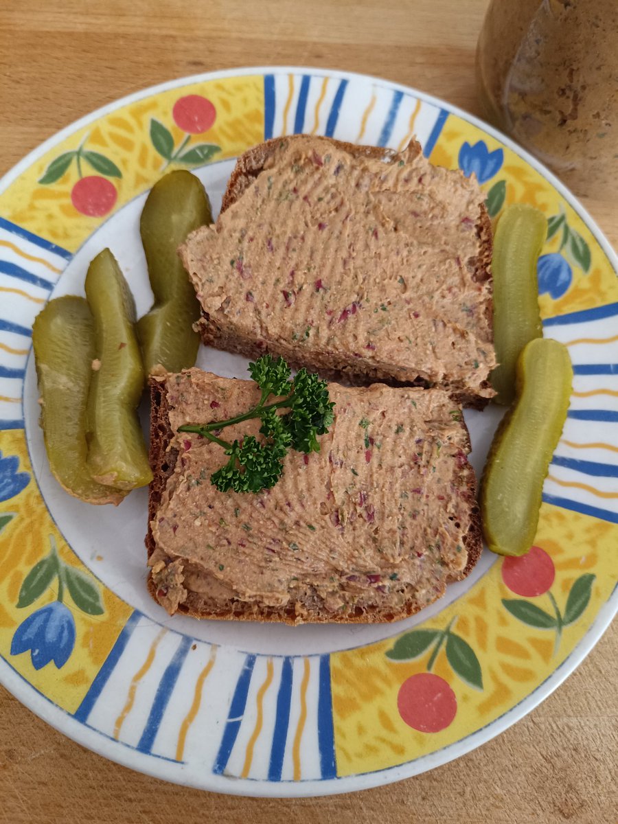 FrauKretsche's tweet photo. Frühstück mit Paderborner von gestern und Uffstrichvon jetzt. ("fegane Leberwurscht" 😂🤣 Bei mir ohne Tierfutter.) . Und danach lecke ich den Mixer aus. #njam https://t.co/IhOeixFj6Z