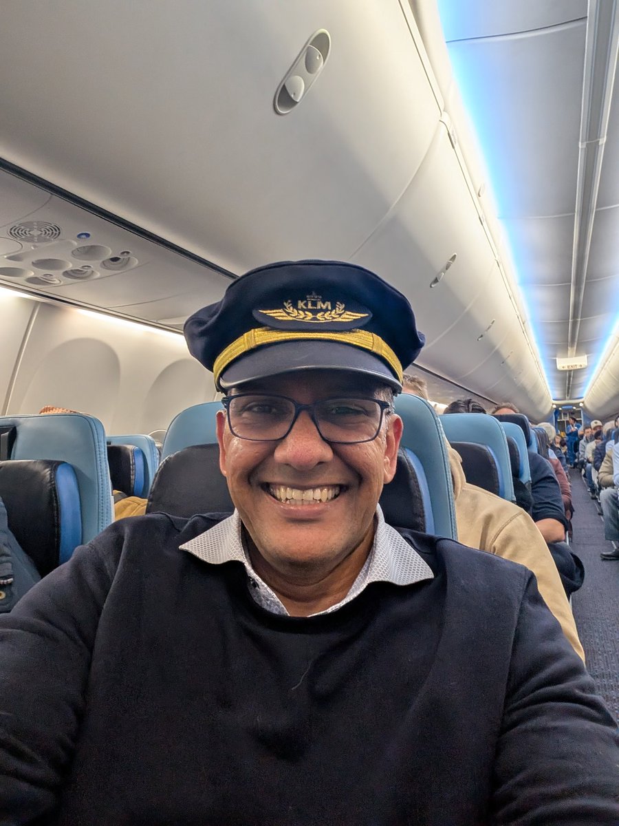 Agemawat's tweet photo. Happy #Sinterklas!!! 
KLM is the oldest running airline which has stayed with same name and flag. I had the opportunity to try on the last ever Captain's hat that KLM produced, before it stopped this version. #Bedankt Cpt. Smeers

 @KLM https://t.co/uyCc5vwTdC