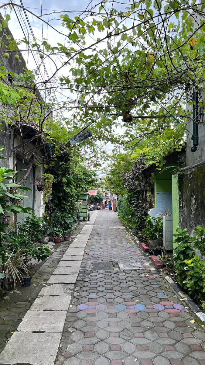 bulbulkiroku's tweet photo. Kadang jalan kaki bikin kita sadar akan hal-hal kecil yang sering terlewat kalau lagi naik kendaraan. Mulai dari nemu warung jajanan enak, ketemu kucing lucu, bunga liar di pinggir jalan, sampai menikmati suasana jalanan yang adem. Ternyata, melambatkan langkah itu seru juga ya. https://t.co/0iGKmY1gMy