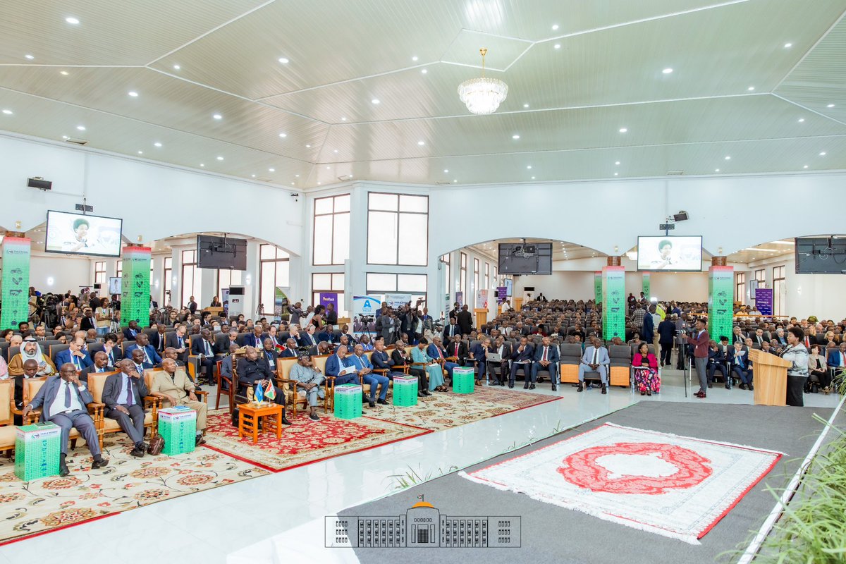 Les enceintes du Palais des Congrès débordent d’investisseurs et partenaires au développement venus de tous les coins du monde. 
Les Hautes autorités du pays sont présents à la table ronde rehaussée au plus haut niveau par SE @Generalneva