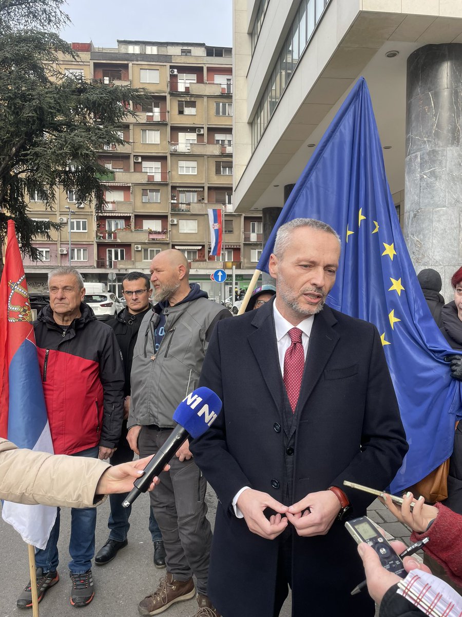 VOJVODINA_LSV's tweet photo. Našeg @olenikadvokat tužio bivši šef BIA za Beograd Milan Radonjić.
Služba zastrašuje građane. E, neće vam ovo proći!
Mi se vas ne plašimo! https://t.co/0sq6fC8lYi
