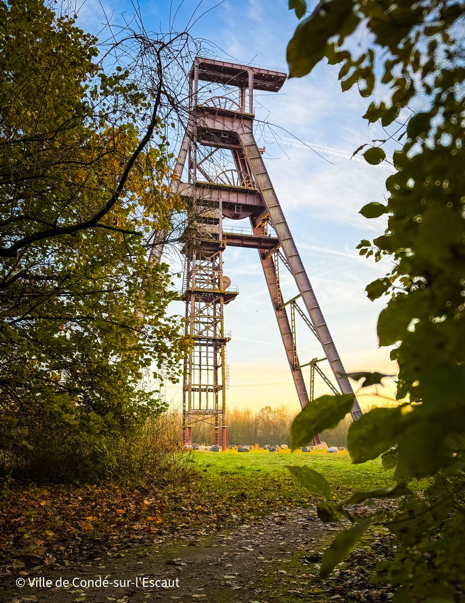 #jeudiphoto [Le chevalement de <a href="/Condesurlescaut/">Condé-sur-l'Escaut</a> ]
La photo avait été faite à l’occasion de la commémoration de la Sainte-Barbe, merci à la ville de <a href="/Condesurlescaut/">Condé-sur-l'Escaut</a>  pour ce magnifique cliché 📸 🤩