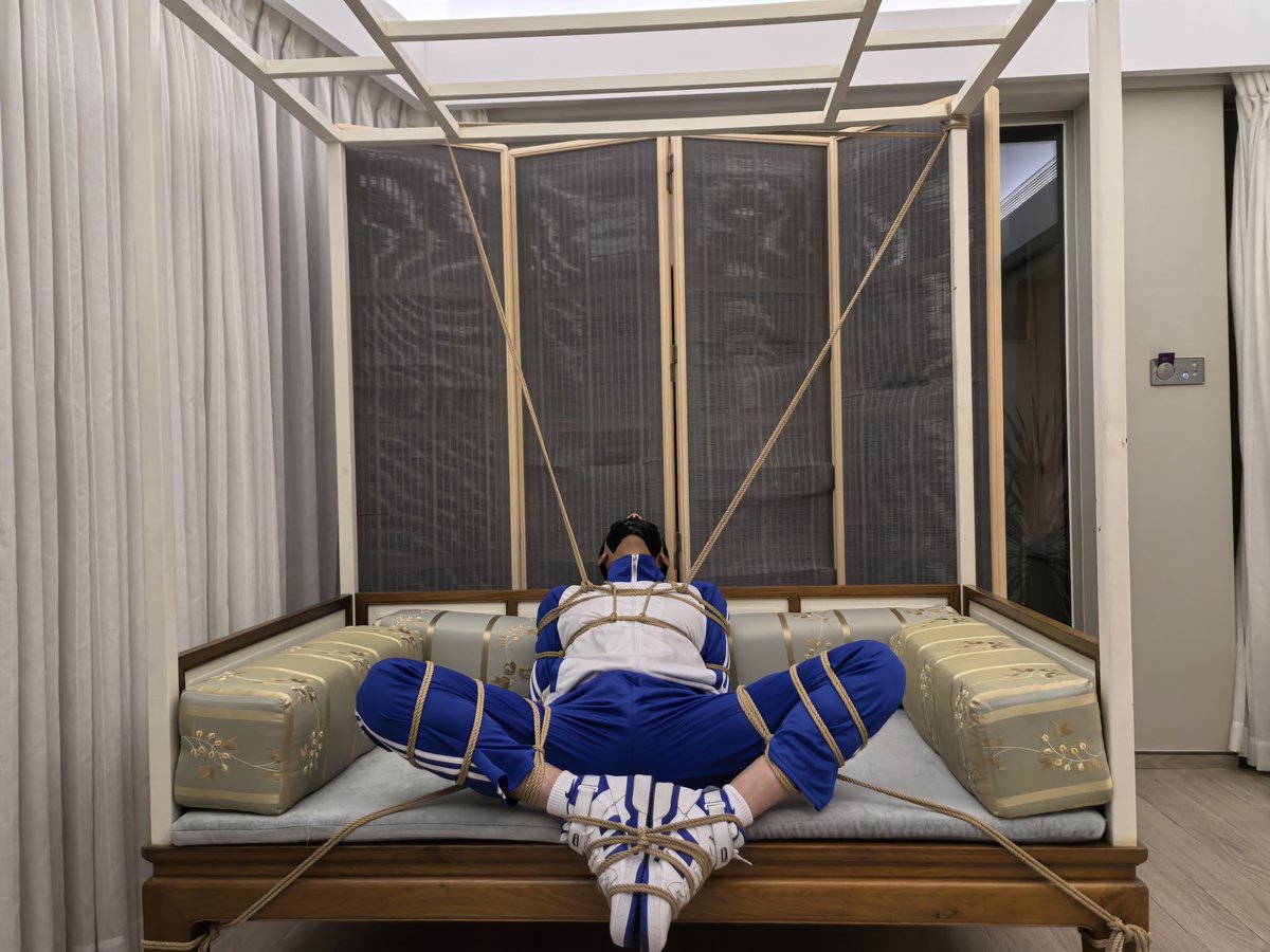 雇主要求猎物需要接受长期捆绑物化训练。
附加条件：着校服、前锁后塞、封嘴。
进一步加强鞋架稳定性。

点赞 100 解锁，发布#校服少年 变身鞋架！