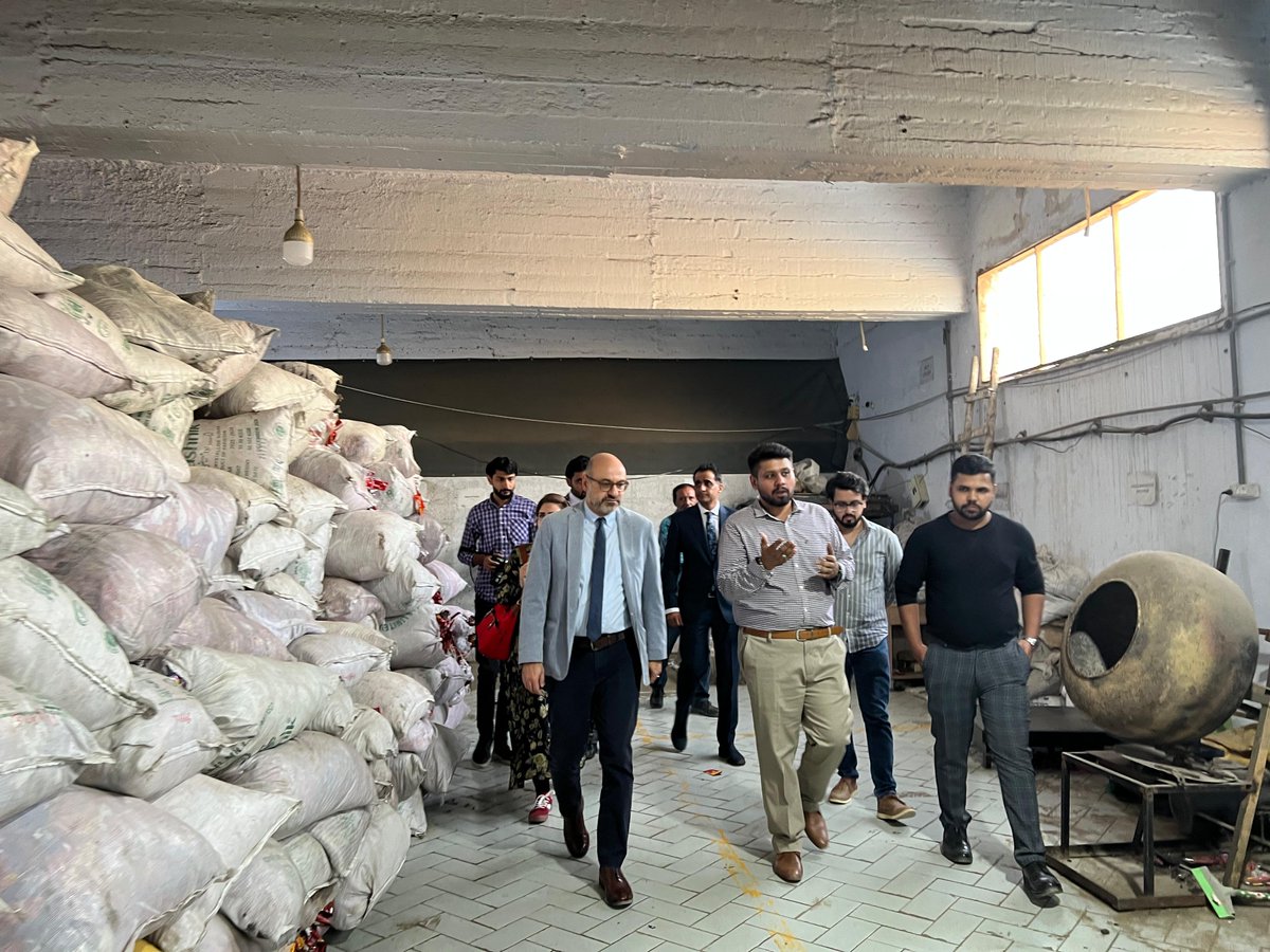 UNDP_Pakistan's tweet photo. Led by #UNDPinPakistan's Resident Representative @SamuelRizk, UNDP & @IBAKhiOfficial teams undertook a field mission in Karachi to see the work & progress by #SDGsInnovativeChallengeCup winner @Concept_Loop on how they’re turning non-recyclable plastic into green & sustainable building materials. ♻️ 

With UNDP's support, @Concept_Loop is advancing #SDGs 9, 11 & 12 by redefining waste management through a community-based eco-system in #Pakistan! 🌍