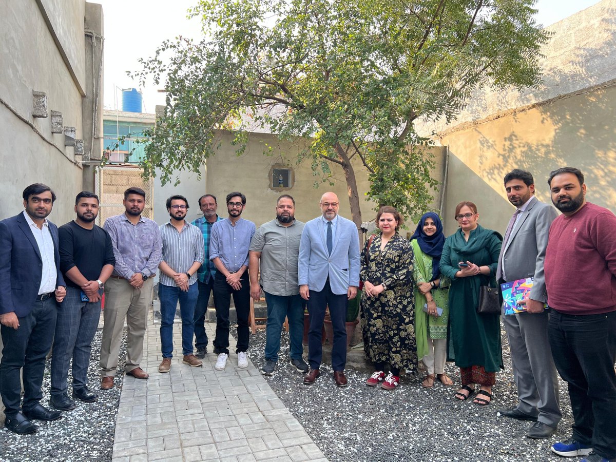 UNDP_Pakistan's tweet photo. Led by #UNDPinPakistan's Resident Representative @SamuelRizk, UNDP & @IBAKhiOfficial teams undertook a field mission in Karachi to see the work & progress by #SDGsInnovativeChallengeCup winner @Concept_Loop on how they’re turning non-recyclable plastic into green & sustainable building materials. ♻️ 

With UNDP's support, @Concept_Loop is advancing #SDGs 9, 11 & 12 by redefining waste management through a community-based eco-system in #Pakistan! 🌍