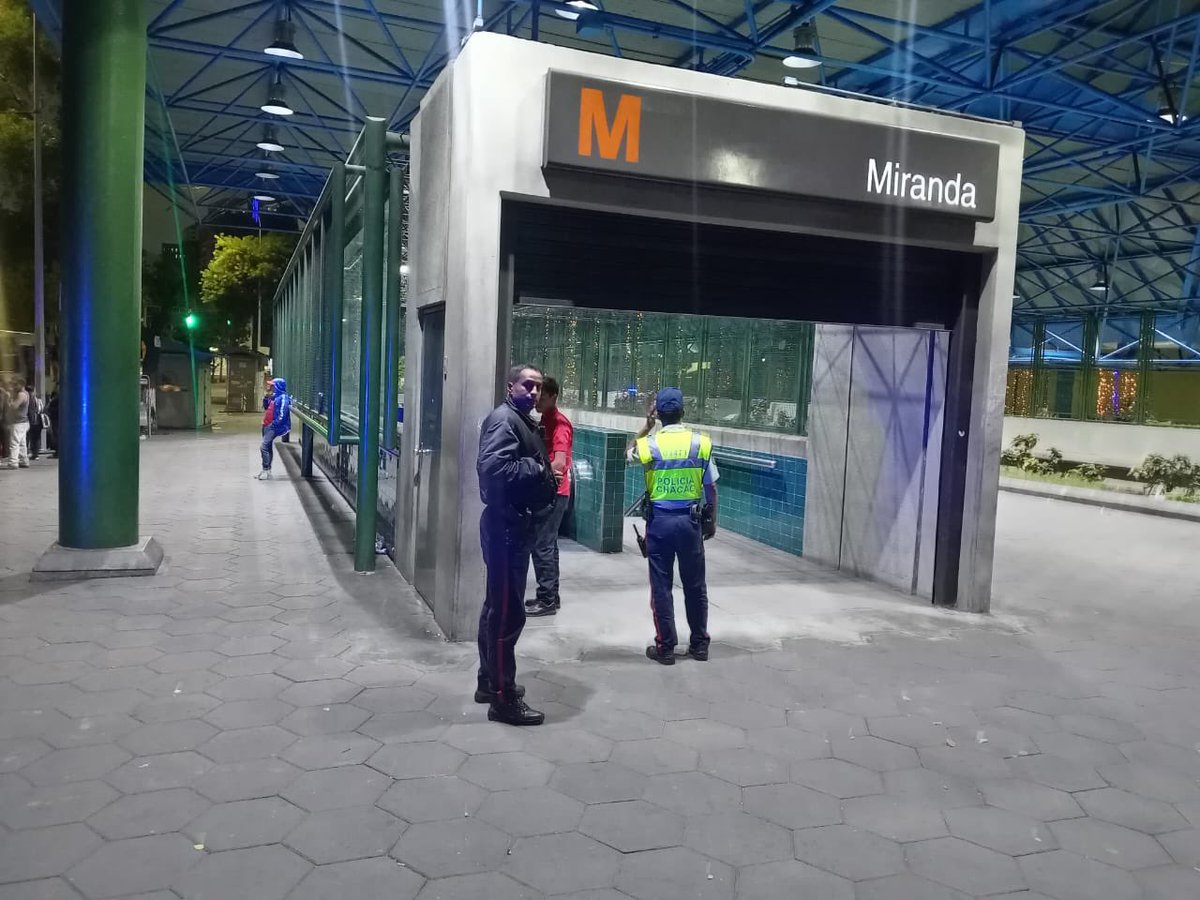 policiachacao's tweet photo. #5Dic| Nuestros funcionarios brindan acompañamiento desde la apertura del Metro de Caracas entre las estaciones #Chacaíto y #ParqueMiranda garantizando seguridad a usuarios y operadores. 
@duquegustavoS 
@luisgonzalofer
@Visipol_MIJP 

#OrdenYSeguridad https://t.co/4izDsvbetm