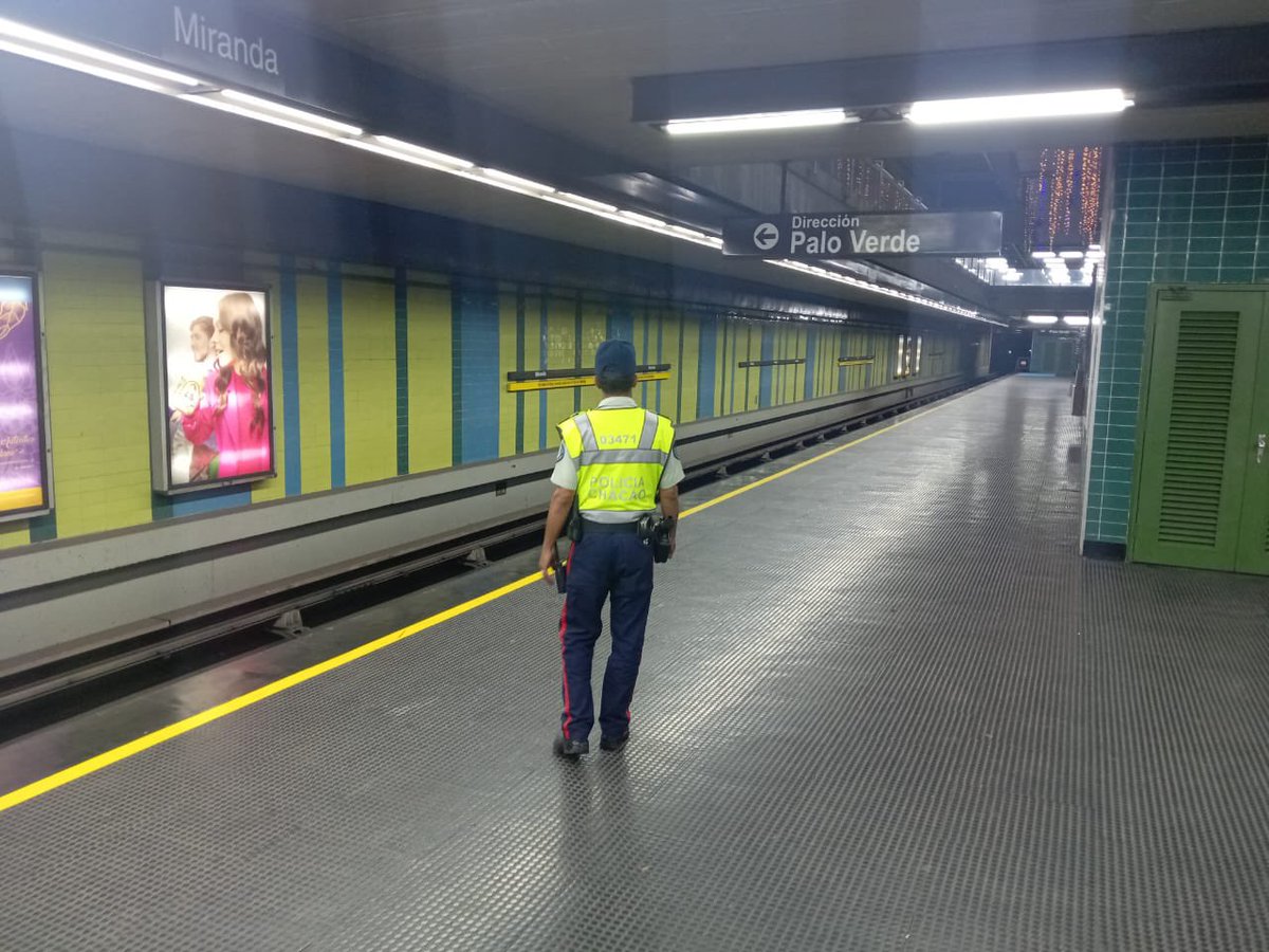 policiachacao's tweet photo. #5Dic| Nuestros funcionarios brindan acompañamiento desde la apertura del Metro de Caracas entre las estaciones #Chacaíto y #ParqueMiranda garantizando seguridad a usuarios y operadores. 
@duquegustavoS 
@luisgonzalofer
@Visipol_MIJP 

#OrdenYSeguridad https://t.co/4izDsvbetm